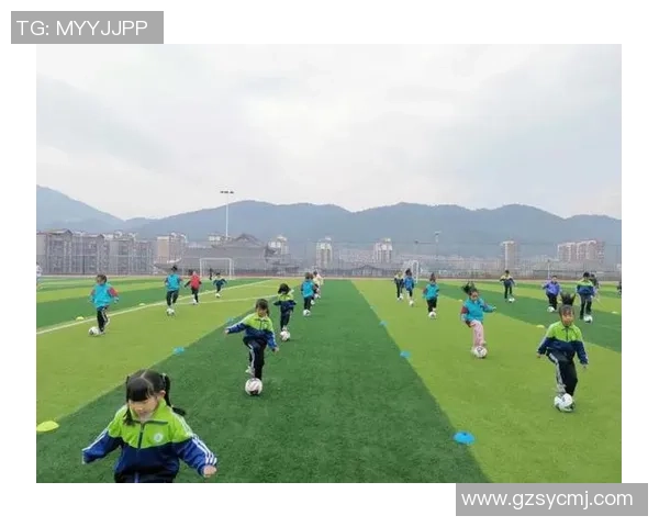 中小学生足球操:培养团队精神与身体素质的创新运动方式 中小学生足球操:培养团队精神与身体素质的创新运动方式